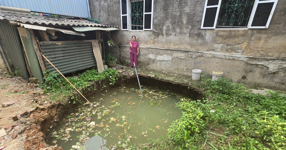 Sau tiếng động lớn, hố sâu 4m xuất hiện giữa khu dân cư