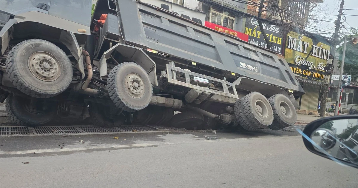 Xe tải 80 tấn 'sập hầm' trên công trường chống ngập