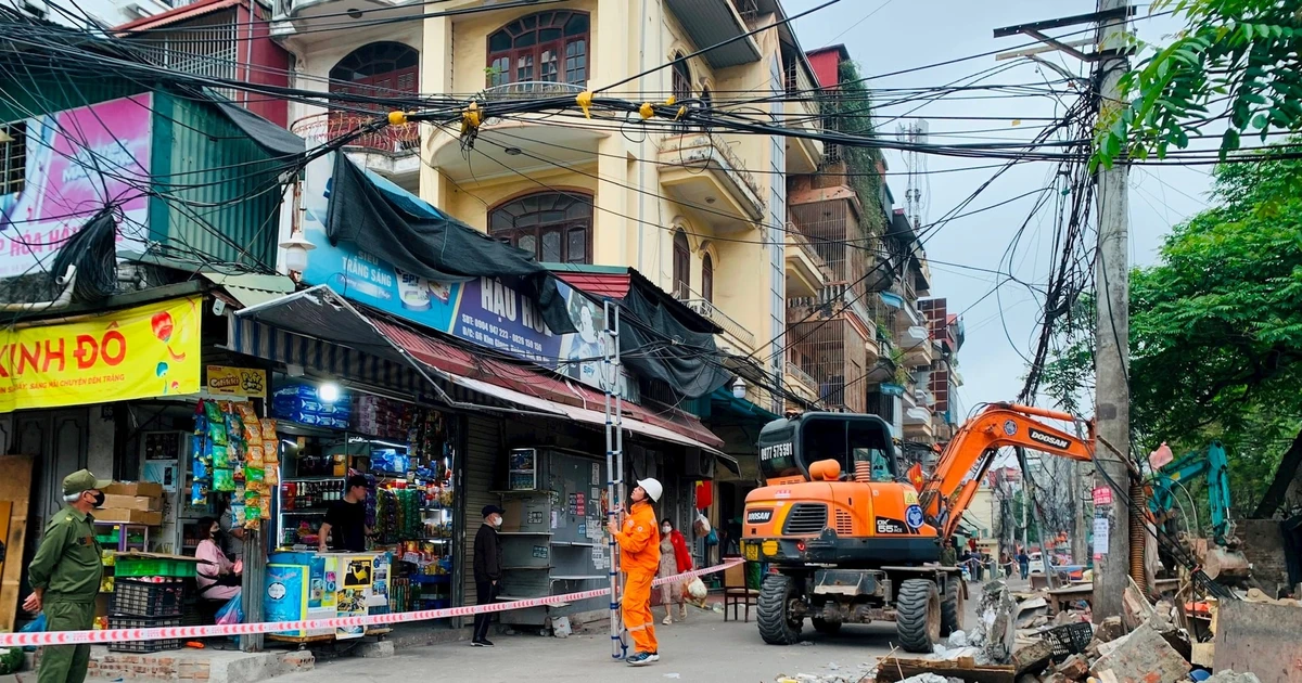 Hà Nội: Giải tỏa chợ cóc tồn tại hàng chục năm tại khu vực giáp ranh hai phường