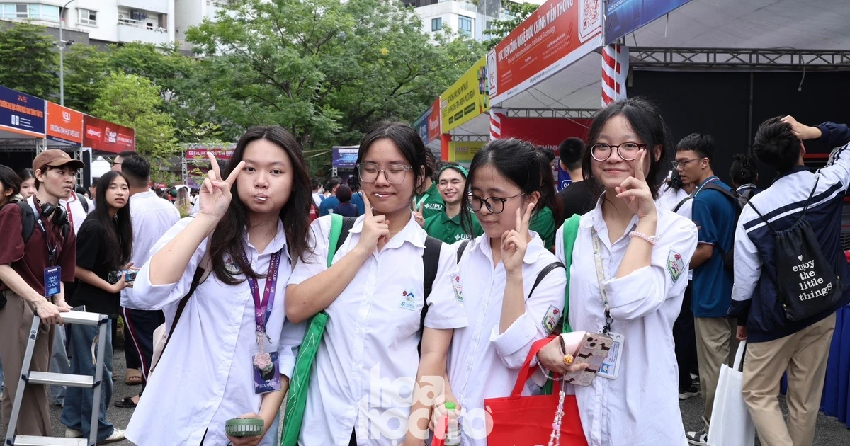 Teen quyết đi hết 60 gian hàng, "rì-viu" Ngày hội tuyển sinh khối các ngành Khoa học và Công nghệ 2026