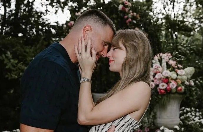 Bạn trai cầu hôn Taylor Swift