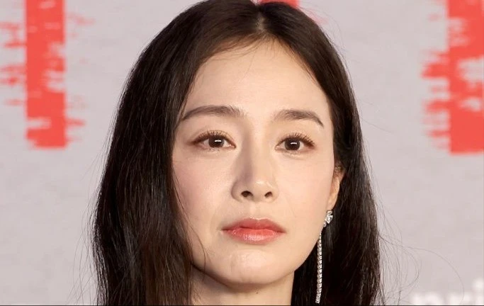 Kim Tae Hee không thoát được ống kính hung thần