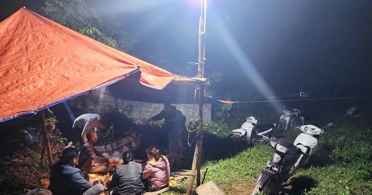 Phú Thọ: Điện lực thi công cột điện cho doanh nghiệp xi măng trên đất chưa đền bù