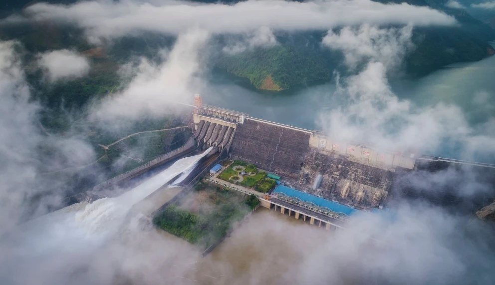 Nước thượng nguồn đổ về ào ạt, Thủy điện Sơn La và Hòa Bình mở cửa xả đáy