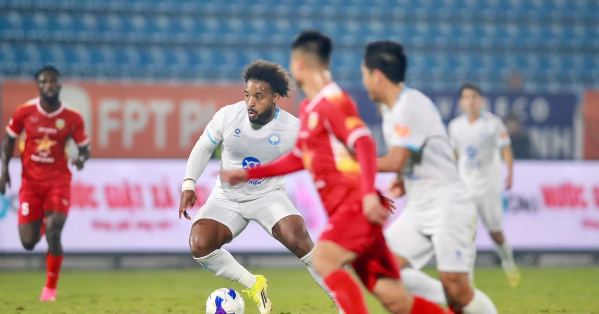 HIGHLIGHTS: Nguyễn Xuân Son im tiếng, Nam Định rơi điểm phút bù giờ trước Hà Tĩnh