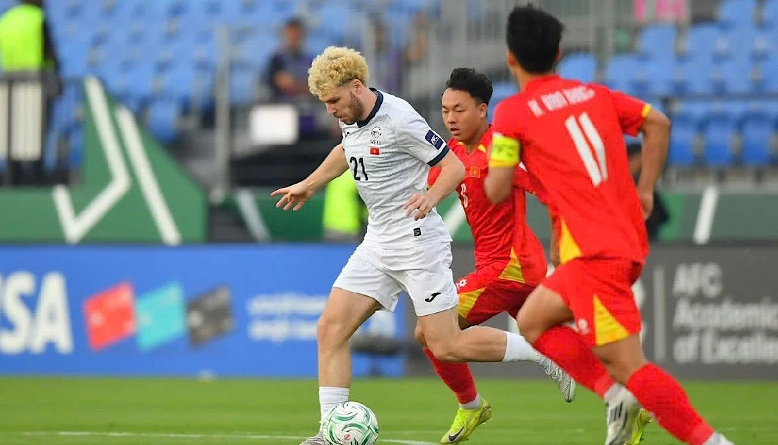 Trực tiếp U23 Việt Nam vs U23 Kyrgyzstan (H2: 1-1): Công Phương xuất hiện, thầy Kim đang tất tay