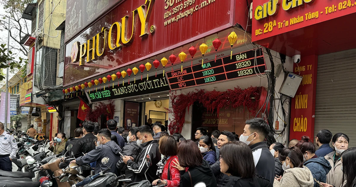 Chờ đến lượt mua vàng khi giá giảm, người dân nhận giấy hẹn mang về