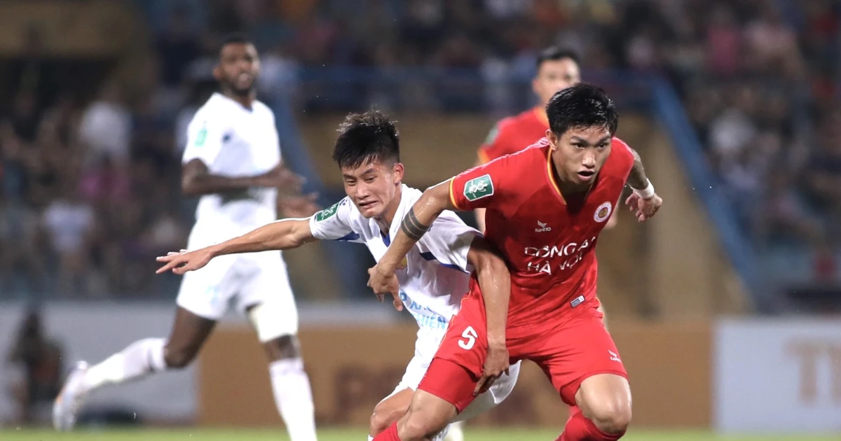 Đoàn Văn Hậu xuất hiện bên Doãn Hải My trong ngày gia hạn hợp đồng với Công an Hà Nội