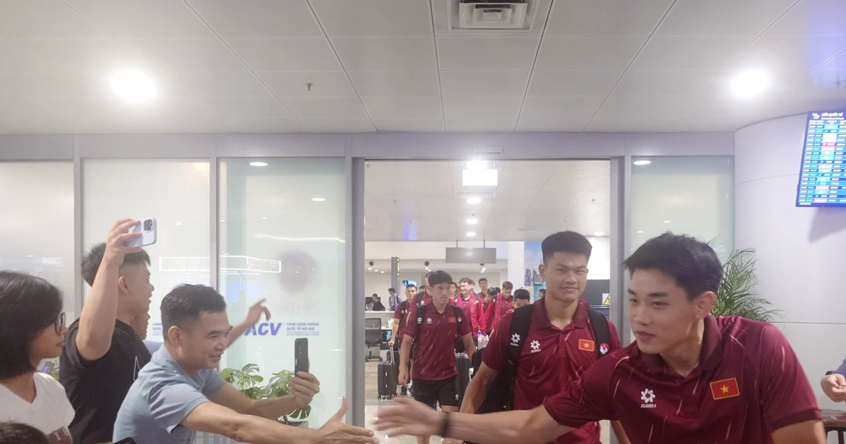 Đội tuyển Việt Nam về Hà Nội, chờ quyết đấu Singapore