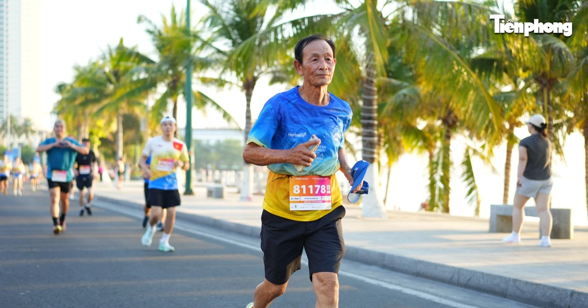 Ngả mũ cụ ông 80 tuổi chinh phục 21km trên đường đua Marathon