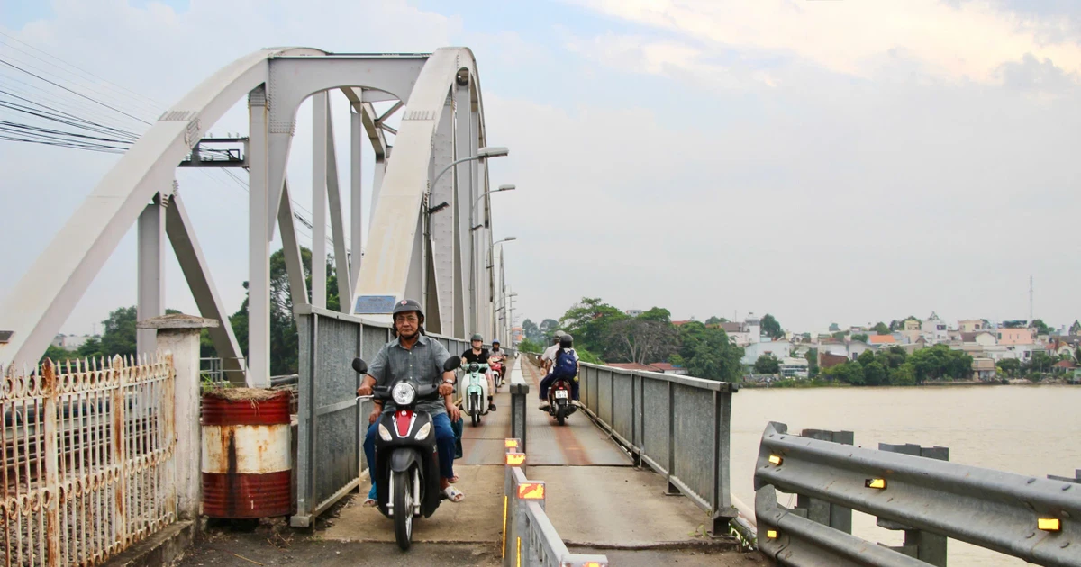 Cầu Ghềnh mở lại đường bộ, người dân phấn khởi sau gần nửa năm đi vòng