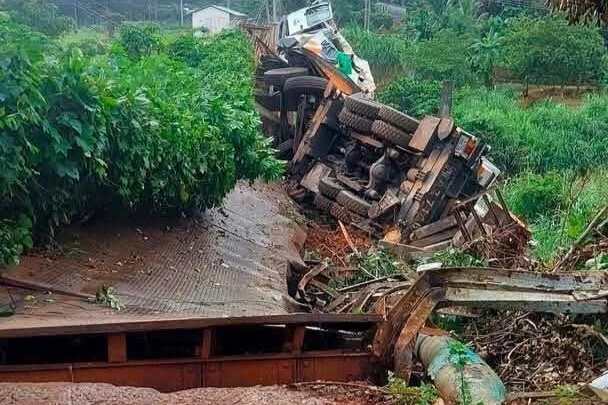 Xe cẩu tông sập cầu sắt ở Đồng Nai rồi lao xuống vực, hai người trong xe thoát nạn