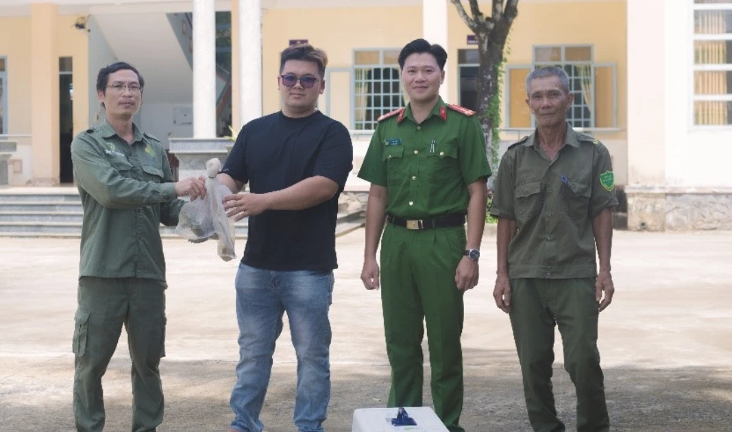 Phát hiện động vật lạ trong vườn, người dân bắt giao nộp công an