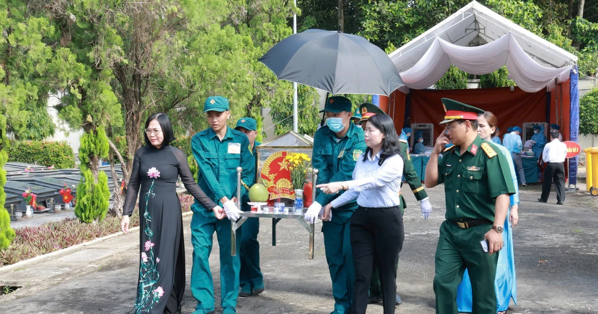 Nhiều di ảnh, kỷ vật được phát hiện trong mộ liệt sĩ tại Đồng Nai