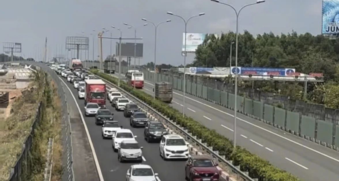 Người dân trở lại sau kỳ nghỉ dài, cửa ngõ TPHCM quá tải