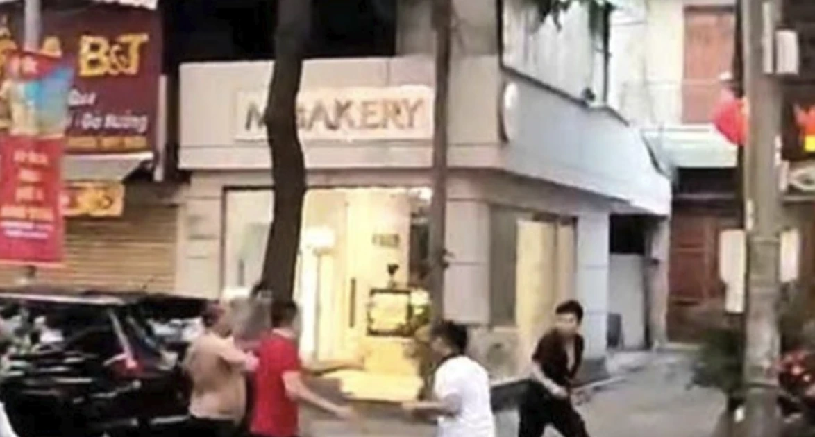 Va quệt xe dẫn đến 'loạn đả' giữa đường, 4 người bị bắt