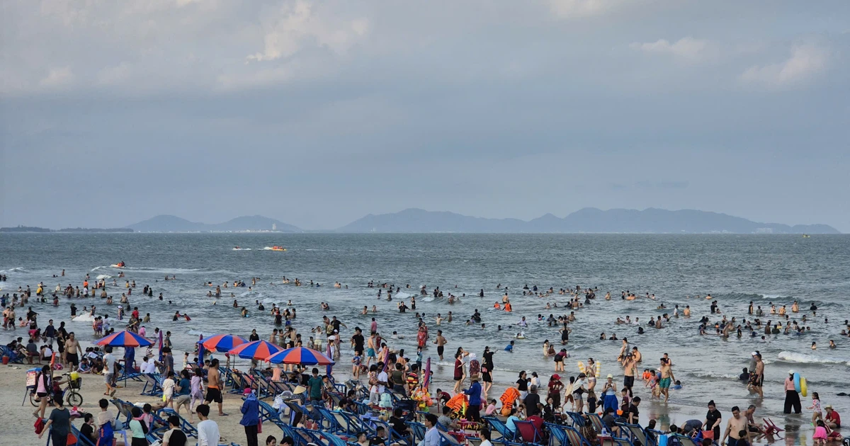 Biển Vũng Tàu 'ken đặc' du khách