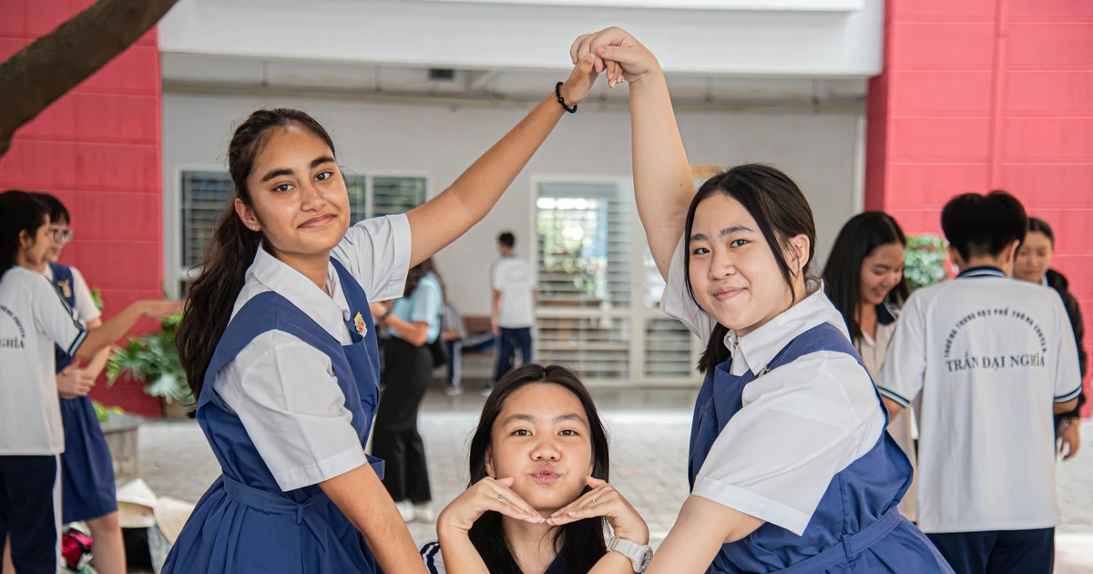 Teen THPT chuyên Trần Đại Nghĩa lan tỏa văn hóa Việt đến đoàn học sinh Singapore