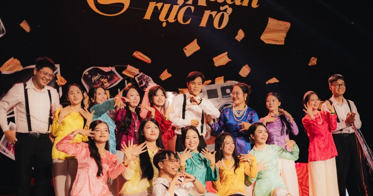 Văn nghệ 20/11: Thầy cô cháy hết mình trên sân khấu không thua hội “nhất quỷ nhì ma”