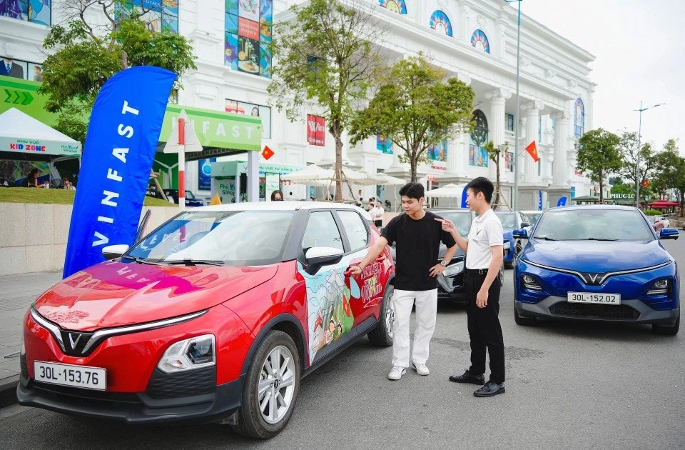 Thấy gì về thương vụ 'bom tấn' VinFast tái cấu trúc?