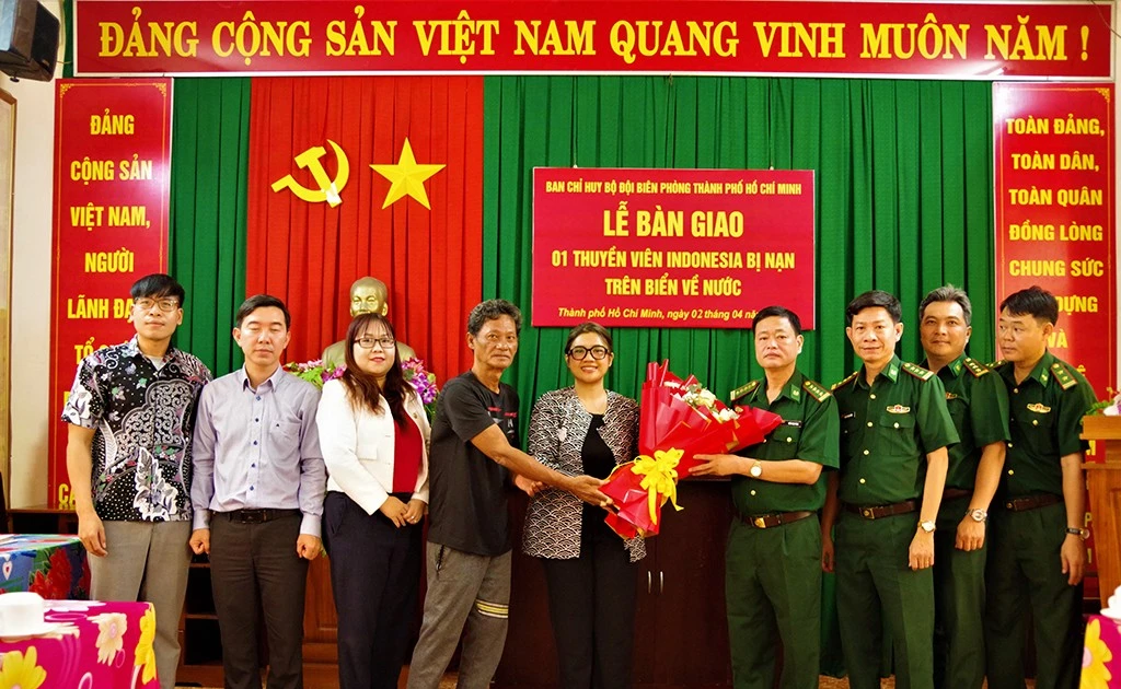 Bàn giao thuyền viên bị nạn trên biển cho Tổng Lãnh sự quán Indonesia