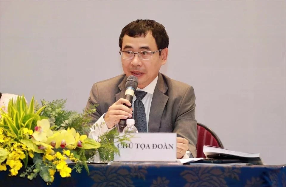 Giá cổ phiếu công ty lao dốc, lãnh đạo mạnh tay thu gom
