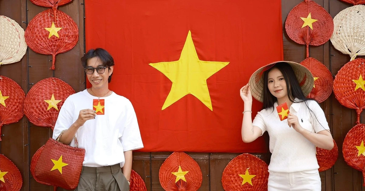 Quán cà phê rực đỏ cờ Tổ quốc thu hút giới trẻ check-in