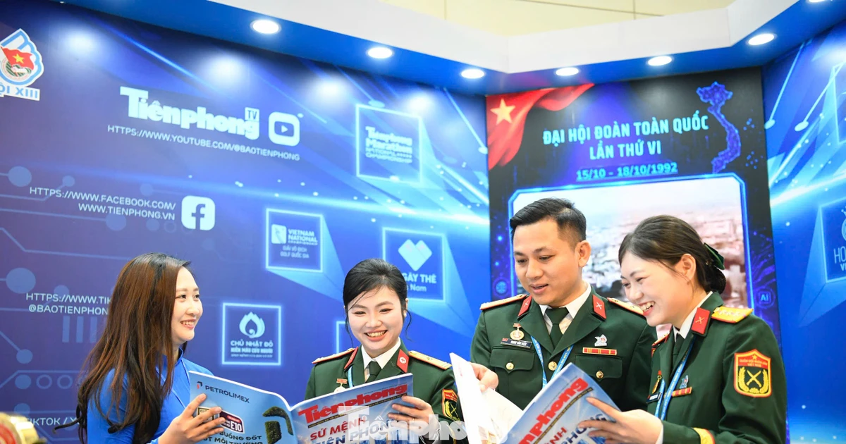 Đại biểu Đại hội Đoàn XIII sôi nổi check-in tại gian trưng bày Báo Tiền Phong