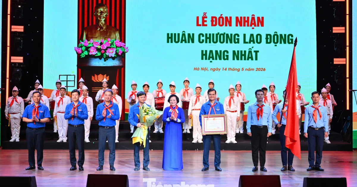 Đội TNTP Hồ Chí Minh đón nhận Huân chương Lao động hạng Nhất