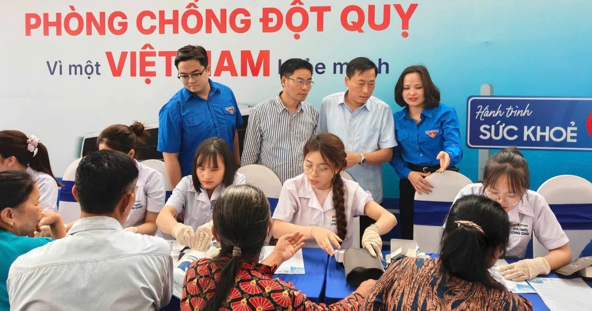 Khám bệnh, tư vấn và cấp phát thuốc miễn phí cho người dân