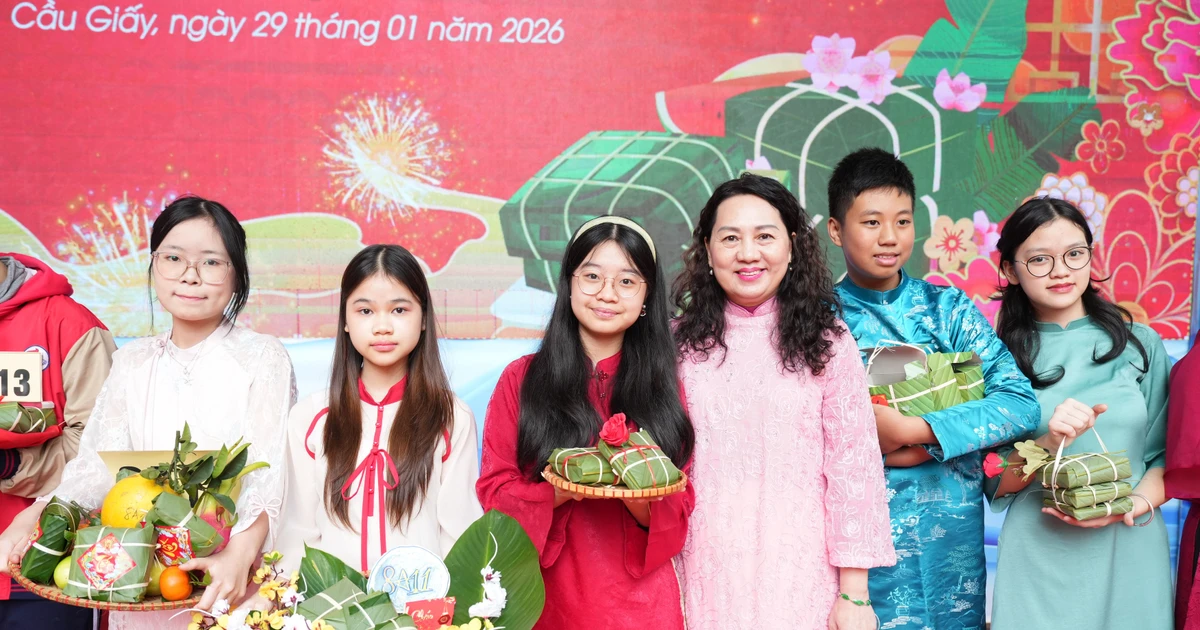 Học sinh trải nghiệm gói bánh chưng, gây quỹ từ thiện