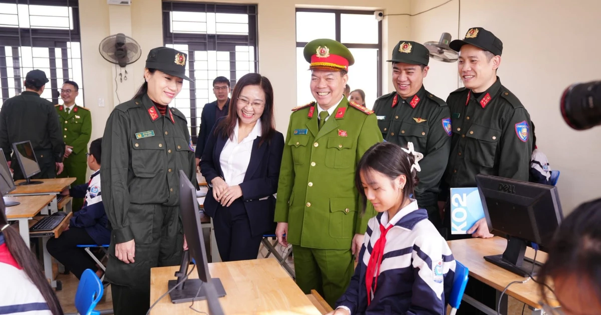 Mô hình 'Bệ phóng tin học' giúp thu hẹp khoảng cách số cho học sinh vùng khó