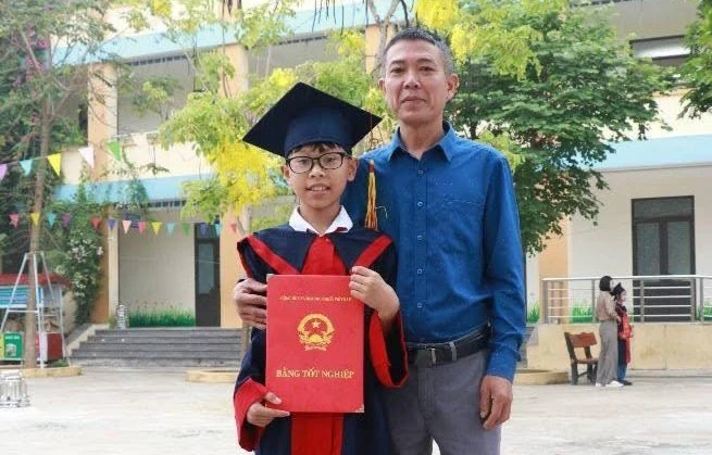 Hai cha con dũng cảm cứu người đuối nước trên sông Hồng