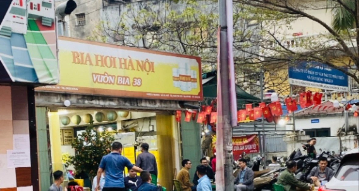 Hà Nội: Nhiều hàng quán kê kín bàn ghế lấn chiếm vỉa hè sau Tết