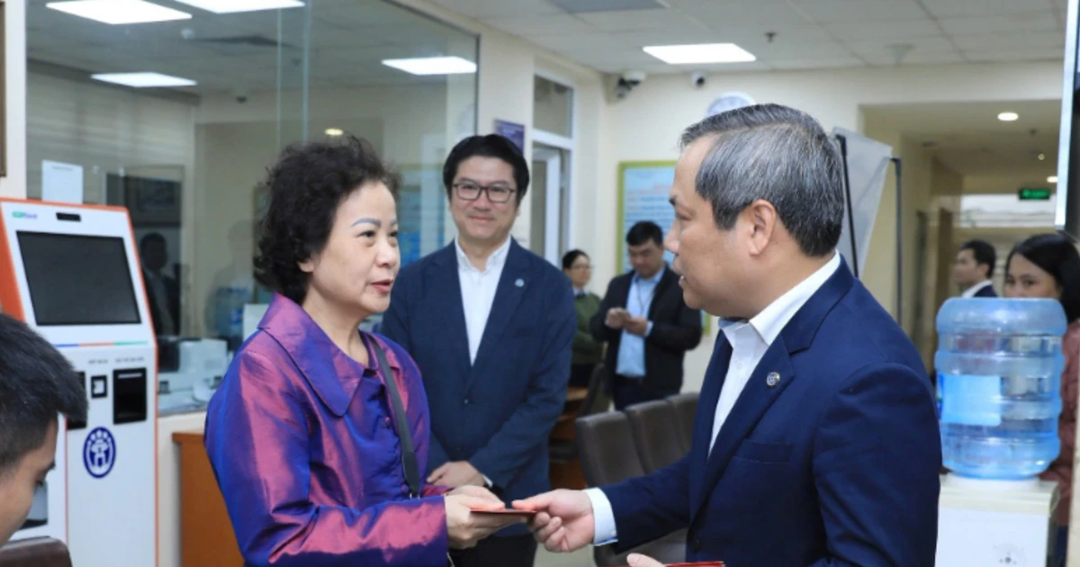 Chủ tịch Hà Nội kiểm tra công vụ bộ phận 'một cửa', lì xì cho người dân