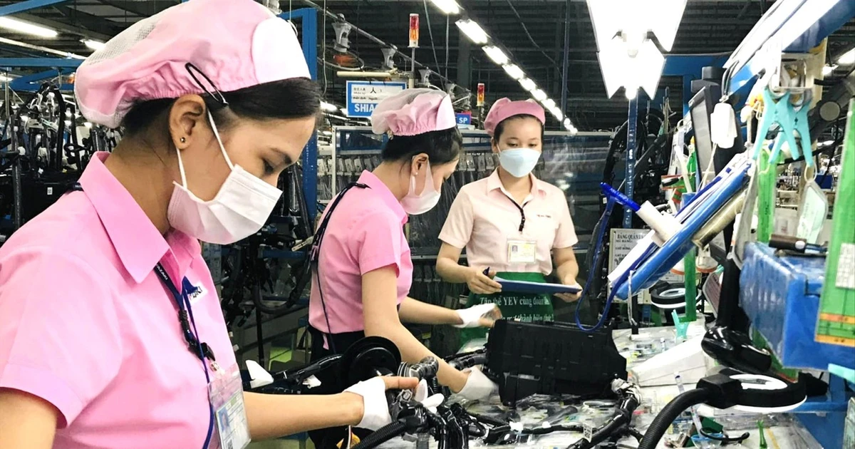 Tăng trưởng 2 con số: Không thể tiếp tục dựa vào vốn, lao động giá rẻ