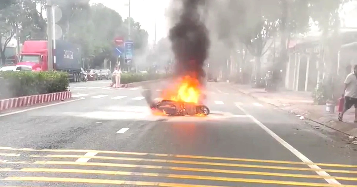 Xe máy cháy trơ khung giữa đường