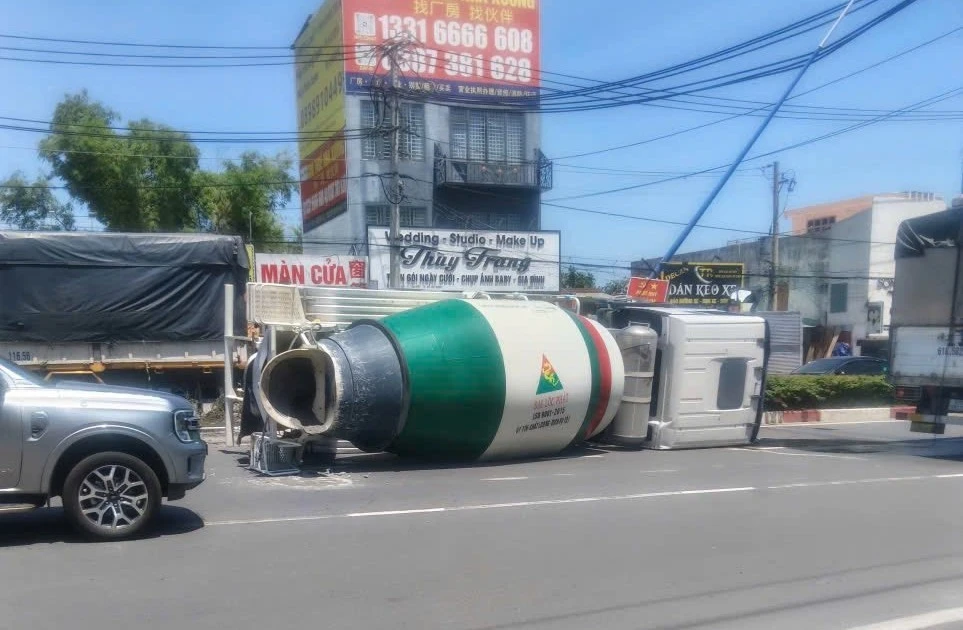 Xe bồn 'phơi bụng' sau khi lao lên dải phân cách, đâm gãy cột đèn