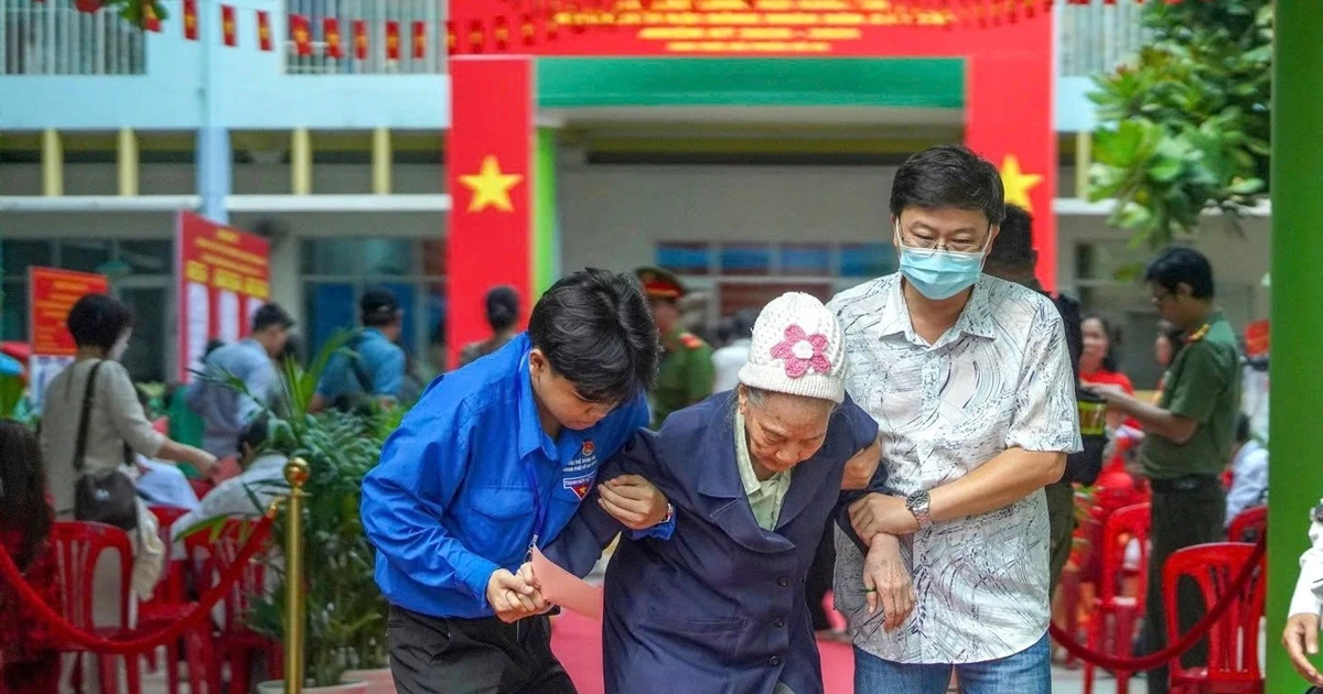 Tuổi trẻ TPHCM tích cực hỗ trợ cử tri tại các điểm bỏ phiếu