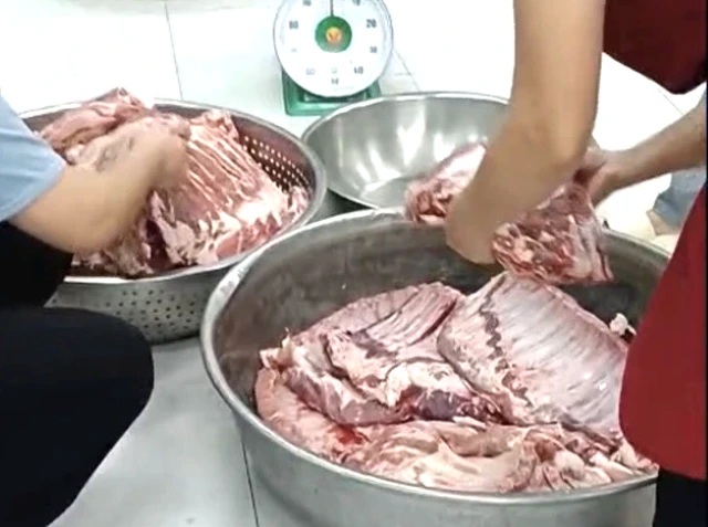 Chấm dứt hợp đồng vụ thịt heo đổi màu tại trường học ở TPHCM