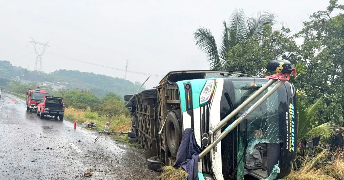 Xe khách lật trên Quốc lộ 14, khiến 3 người thương vong