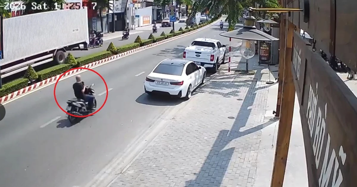 Clip: Người đàn ông chạy xe máy đập gương chiếu hậu ô tô trên phố