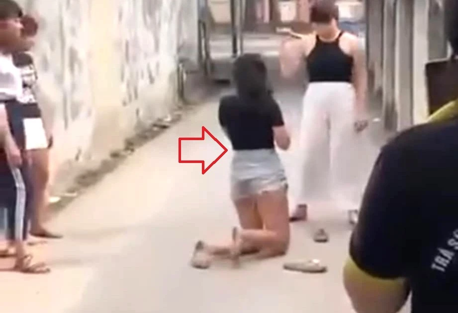 Bé gái bị vây đánh 'hội đồng' tàn nhẫn trong hẻm ở TPHCM