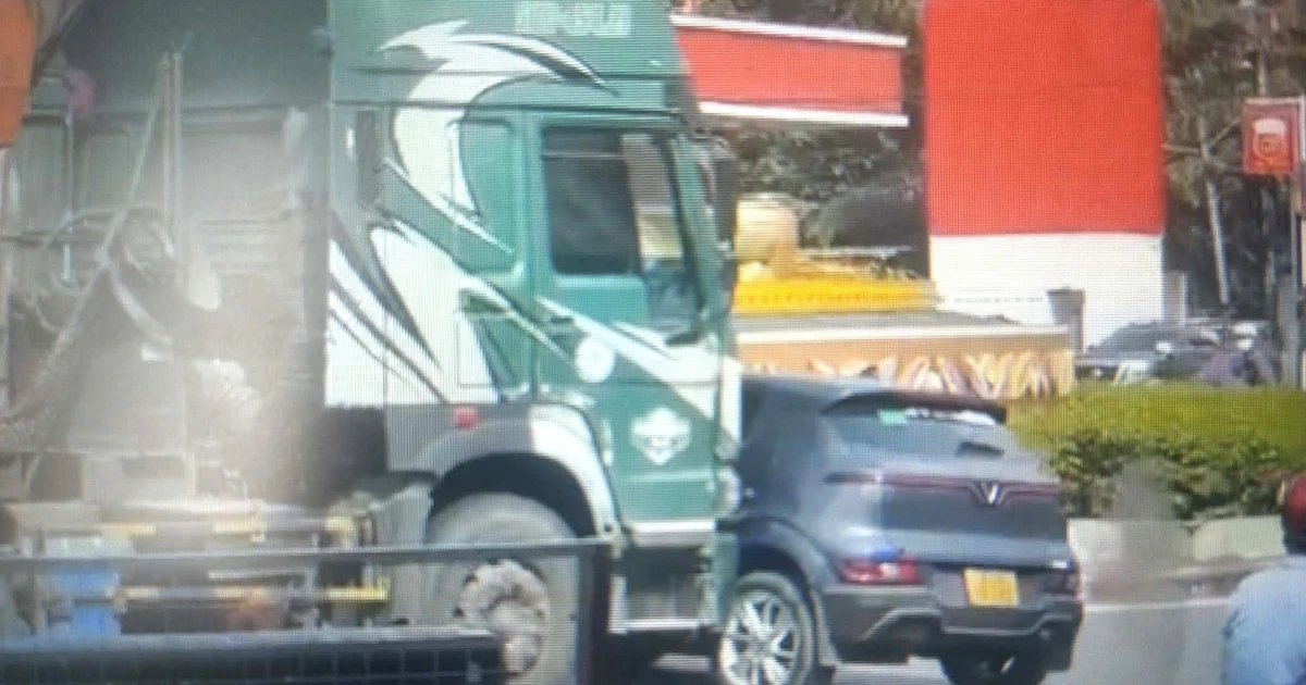 [CLIP] Xe ben ‘ủi’ ô tô trên đường khiến nhiều người hoảng hồn