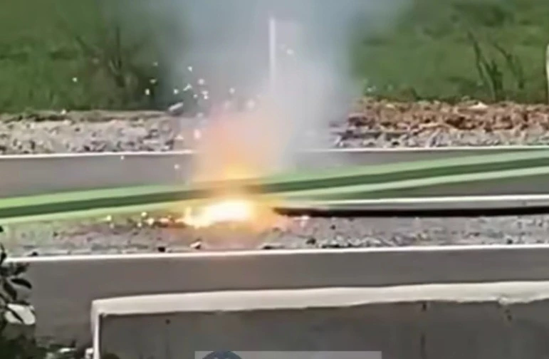 Clip: Dây điện đứt rơi xuống đường cháy nổ như pháo hoa