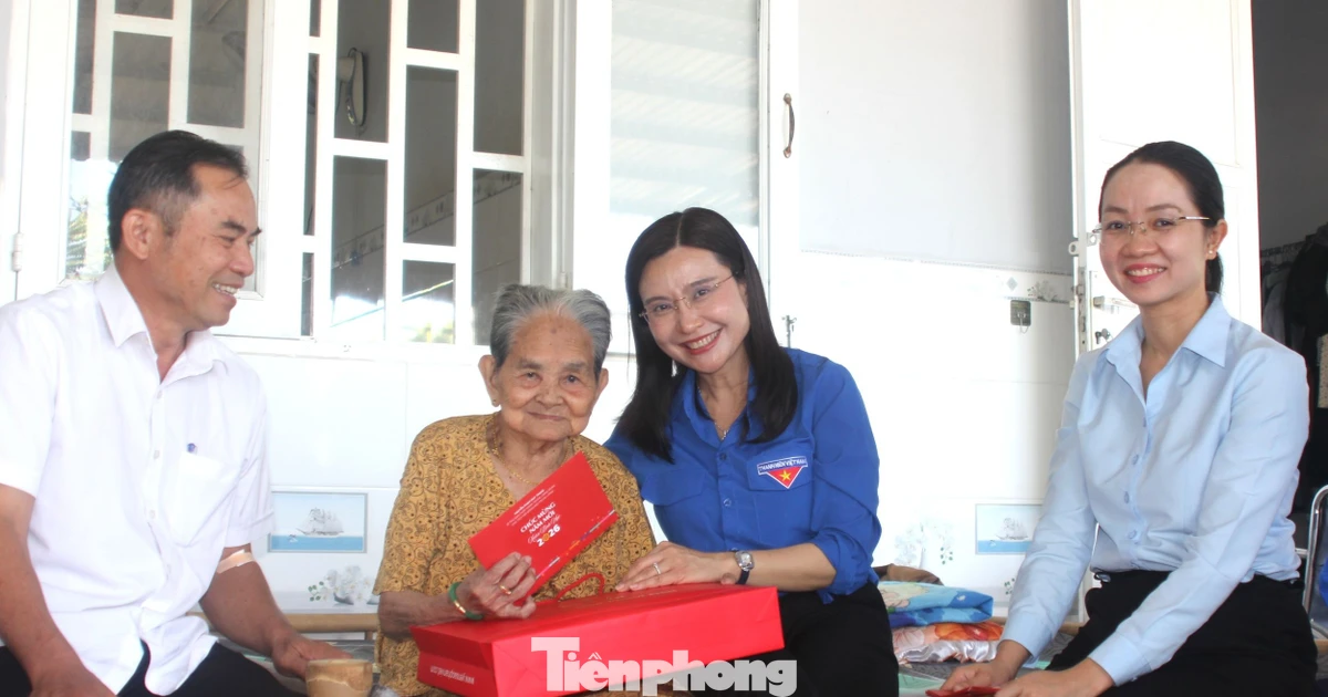 Bí thư T.Ư Đoàn Nguyễn Phạm Duy Trang thăm, tặng quà Mẹ Việt Nam Anh hùng và người dân ở TPHCM