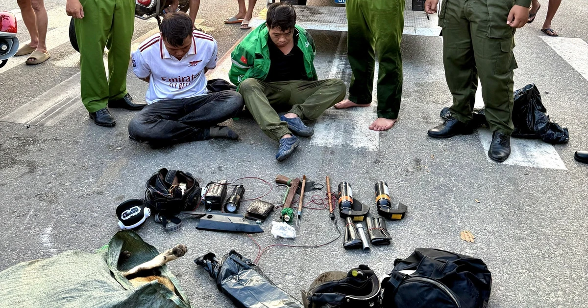 Cảnh sát phát hiện bí mật trong bao tải chở trên xe máy giữa phố