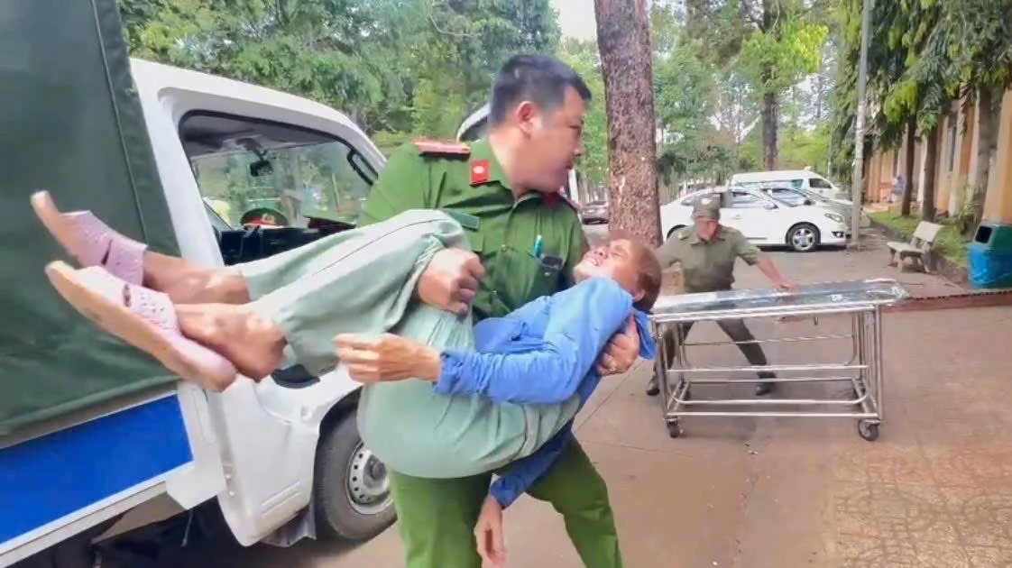 Công an phường ở Đồng Nai kịp thời cứu người phụ nữ gặp nạn trên đường