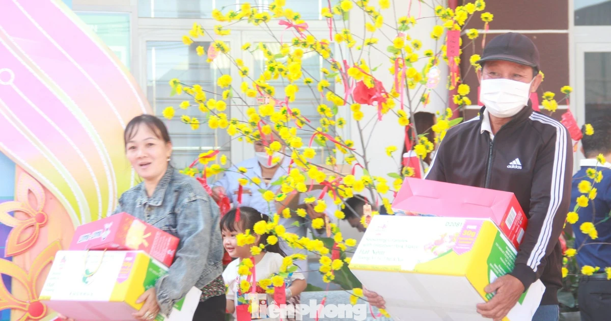 Lì xì nghĩa tình, chợ 0 đồng sẻ chia: Ấm lòng câu nói 'Tết này nhà có bánh chưng'