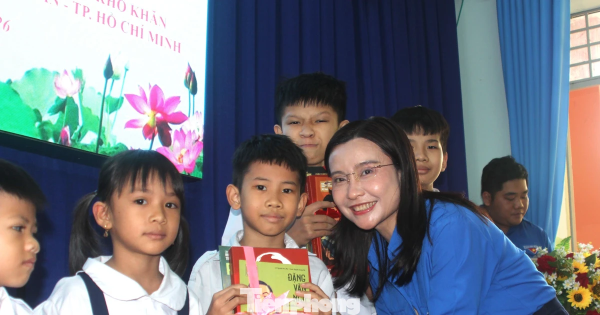 Bí thư T.Ư Đoàn Nguyễn Phạm Duy Trang trao học bổng, tặng sách cho các em học sinh tại TPHCM
